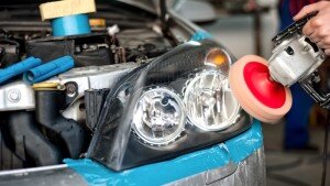 Набор «Абралона» для полировки фар состоит из кругов с абразивным слоем разной зернистости, основанием которого является плотная по строению ткань. Под этой тканью имеется поролоновая подушка и липучки для крепления круга на шлиф. машинку. Для завершающего этапа полировки можно применить различную полироль, подобную 3М.