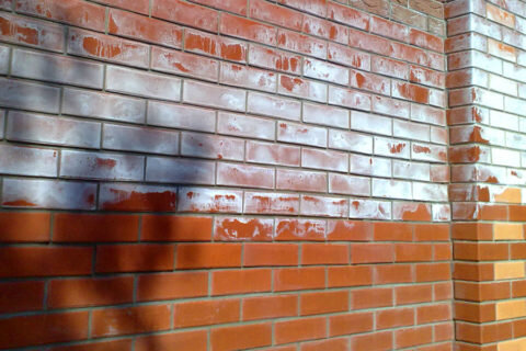  Кирпичная кладка, покрытая высолами