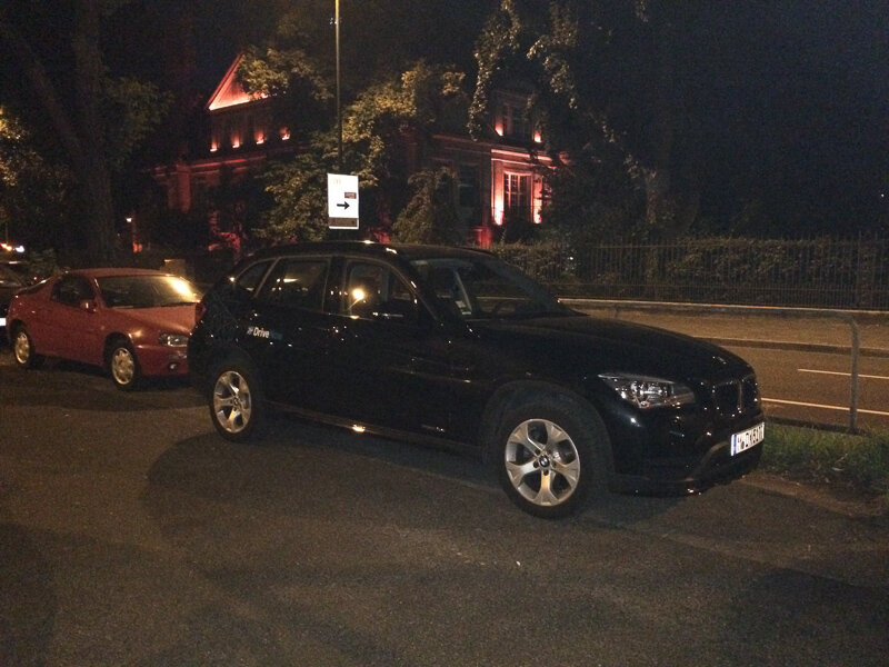 Все автомобили DriveNow черные или белые со своей серией номеров и нераздражающей айдентикой на кузове