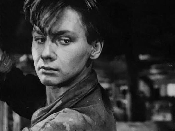 Кадр из фильма фильм "Саша вступает в жизнь"