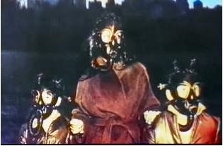 Вот такими представляли  пешеходов в 2000 году люди того времени, понимая к чему ведёт массовое использование ДВС