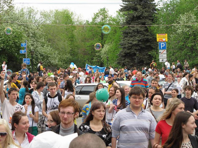 Самое начало движения из театрального сквера