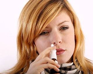 После всасывания в слизистую лекарственное средство попадает в кровь, ткани и органы. Иммуномодулирующие капли помогают бороться с процессом воспаления и стимулировать весь организм на уничтожение вирусов и бактерий. Отмечается положительная динамика восстановления травмированной слизистой полости носа, нормализация работы других органов дыхательной системы, препарат хорошо борется с заложенностью и соплями. Лекарственное средство оказывает влияние на состояние лимфоузлов – снимает отеки и купирует воспаление в них.
Капли помогают в лечении большого количества заболеваний, потому что влияют непосредственно на клетки иммунитета. В качестве средства для заживления ран Деринат способствует ускорению процессов регенерации тканей, отторжения некротических частиц.
После завершения лечения вещество еще некоторое время сохраняется в кровотоке. Но самое большое количество его накапливается в лимфатических узлах и в костном мозге. Выводится полностью за 6 – 7 дней.
При использовании средства для лечения гангренозных процессов происходит самопроизвольное отторжение тканей, которые подверглись некрозу. Это сопровождается одновременным процессом восстановления кожи.
Важно! При открытых ранах или ожогах Деринат помогает снизить интенсивность болевых ощущений.