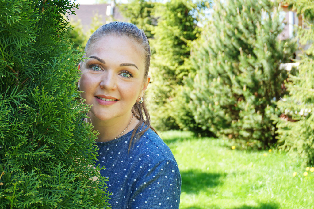 Певица Марина Девятова год назад переехала жить за город. У Марины родилась дочь, и они с мужем решили попробовать изменить образ жизни и перебрались в Подмосковье. Пока, правда, дом они арендуют. Но спустя 12 месяцев, оценив все сезоны и сюрпризы, которые может преподнести природа, уже готовы к строительству своего. Чем запомнился этот год, Марина рассказала съемочной группе компании «Теремъ». 