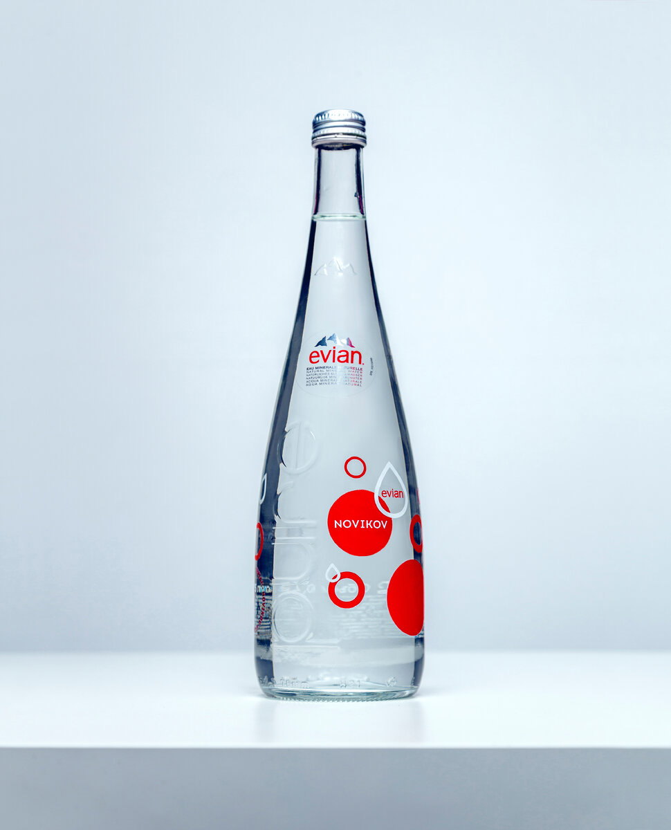   Evian и Novikov Group объединились для создания уникального проекта, в центре которого – культовая стеклянная бутылка природной минеральной воды Evian, брендированная в стиле и цветах Novikov Group.