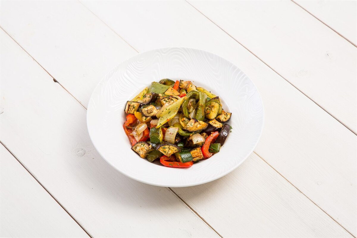 Закуска подается с курицей, мясом или другими запеченными овощами.