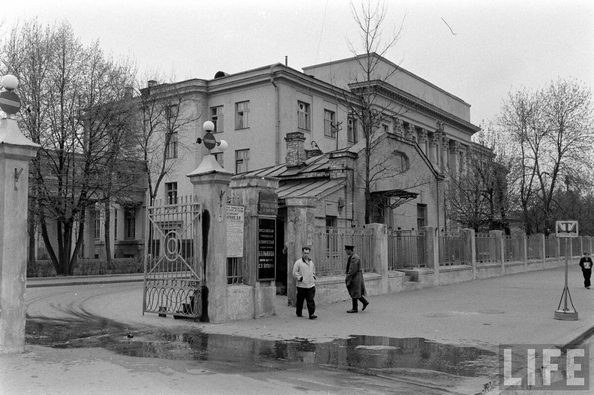 чуть другой ракурс на ворота во втором Боткинском переулке, и знак стоянки такси (как вариант - остановки маршрутного такси). Это уже конечно не самая окраина Москвы, но на тот момент - уже весьма не близко от центра. Вполне вероятно - это остановка маршрутки, ходившей от станции метро "Динамо" (она была открыта в 1938 году)