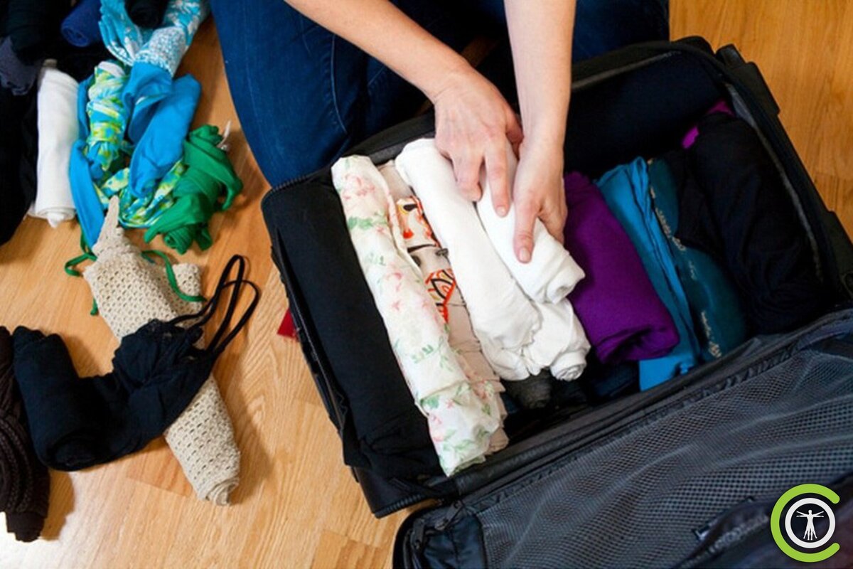 Что нужно положить в сумку. Чемодан с вещами. Сложенные вещи в чемодане. Собранные чемоданы с вещами. Собранные сумки с вещами.