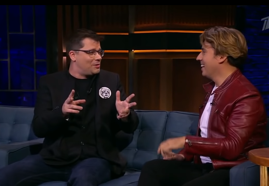 На фото изображены Гарик Харламов - Большой Ведущий Камеди Клаб и Породист всея Руси - Максим Галкин.