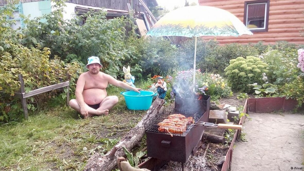 Дзен супер отпуск. Отдыхающий на даче. Отдыхаем на даче. Мужчина отдыхающий на даче. Отдыхающие на огороде.