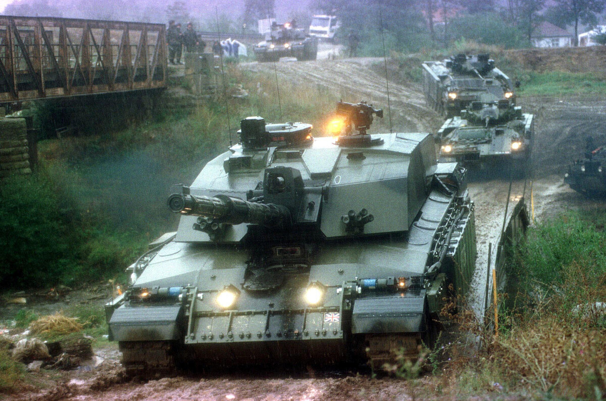 Challenger 2 во главе боевой группы KFOR в Косово, 2000 год
