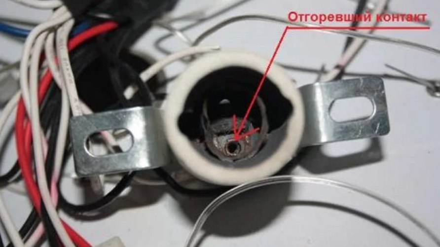 Почему постоянно перегорает. Неисправности патрона лампы. Лампа расплавилась в патроне. Лампочка перегорела проводка. Светодиод в светильнике выгорел.