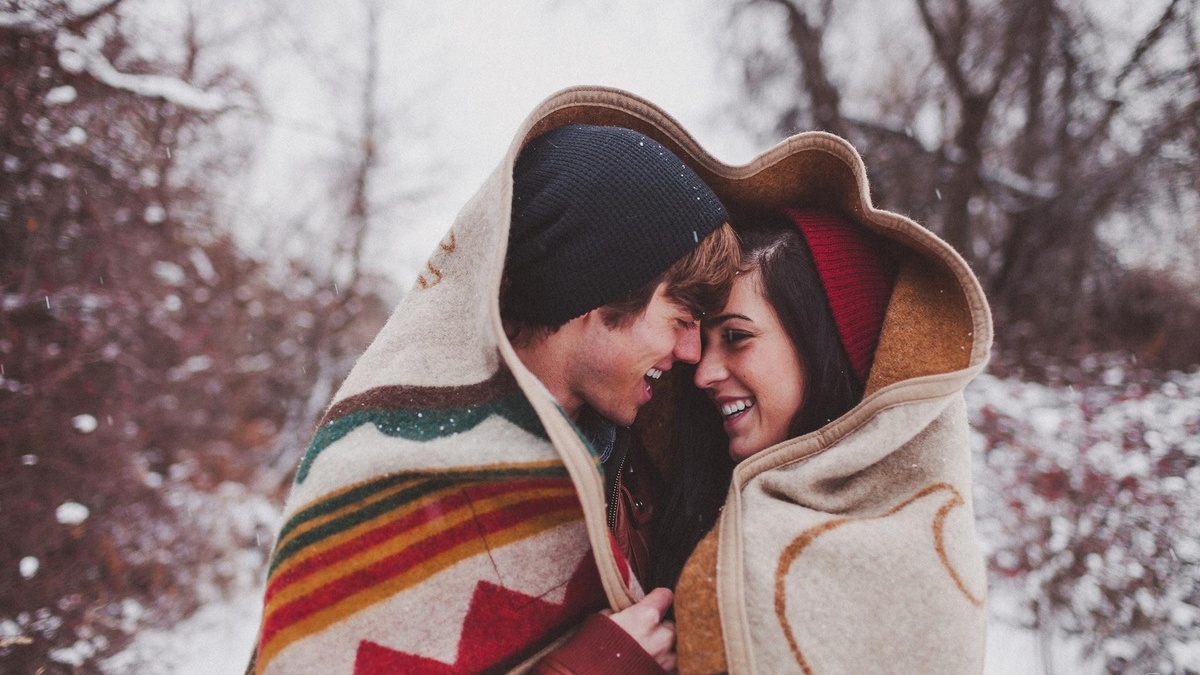 Фото: https://f.fwallpapers.com/images/couple-blanket.jpg