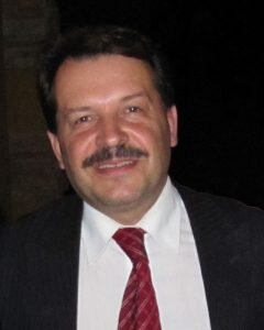 
Цены на бензин растут во Франции и России, где разоряются частные автозаправки, и устанавливается монополия нефтяных и газовых толстосумов. Доходы монополистов оплачивают простые французы и россияне, последние из своего и без того тощего кошелька.
Конечно, среди желтых жилетов затесались крайне правые и крайне левые, мародеры и вандалы, нанесшие вред Триумфальной арке. Но остается главное противоречие, оживившее протестное движение во Франции, – противоречие между трудом и капиталом. Не желают французы триумфа богатства над бедностью, патологии над естеством.
В России повысили пенсионный возраст сразу на пять лет (до 65 лет для мужчин и до 60 лет для женщин). Во Франции тоже провели «пенсионную реформу», повысив пенсионный возраст для женщин и мужчин на 2,5 года (с 60 лет до 62,5 лет). Россия «умылась», Франция не стерпела.
В России 40 часовая рабочая неделя, во Франции — 35 часов.
В России ежегодный оплачиваемый отпуск 28 дней, во Франции – 35. Если работаешь по 39 часов в неделю, то дополнительно еще две недели (всего — 42 дня).
Во Франции нувориши платят до 45% от сверхдохода с физических лиц, в России все оплачивают 13%.
Зарплаты французов — в среднем 120000 рублей, в России – в 4, а то и в 5 раз меньше.
Пенсии во Франции – 70000 рублей, в России — 12000.
Французам есть, что терять, а россиянам – за что бороться.
У нас давняя история вражды и дружбы. Но сегодня мы с тобой, Франция, наша Надежда. Еще немного, и мы поднимемся за Тобой, отстаивая свои социальные завоевания, как после 1917 года Ты тянулась за революционной Россией. Но это будет завтра… Сегодня, Франция отстаивает завоевания Великого Октября.