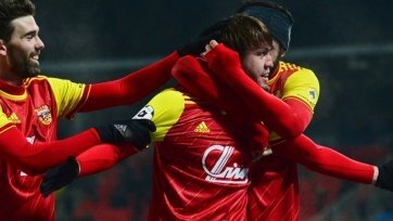 Чемпионат России перешел Рубикон не только в плане обычного календарного расписания, но и обновления температурных рекордов. Безусловно, это сказалось на многих матчах 16-го тура РПЛ. Да, выручают по мере сил и возможностей южные города России, но расположение команд оказалась не учтено до идеального. С трудом прошла игра в Красноярске, где «Енисей» разошелся миром с «Ахматом» (1:1), но твиттер-войны отечественных клубов зашли слишком далеко, закончившись темой противостояния суровой сибирской зимы и футбола.
