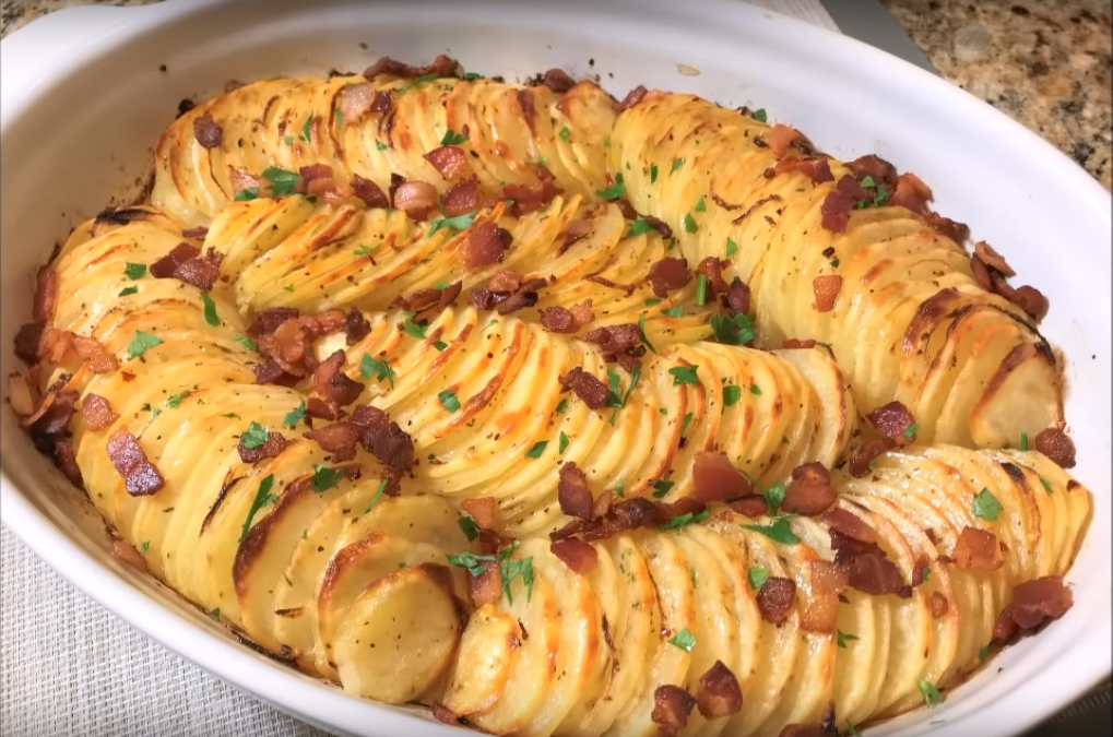 Вкусная запеченная картошка в духовке рецепт. Картошка на праздничный стол. Блюда из картофеля на праздничный стол. Вкусная картошка в духовке. Картофель в духовке на праздничный стол.
