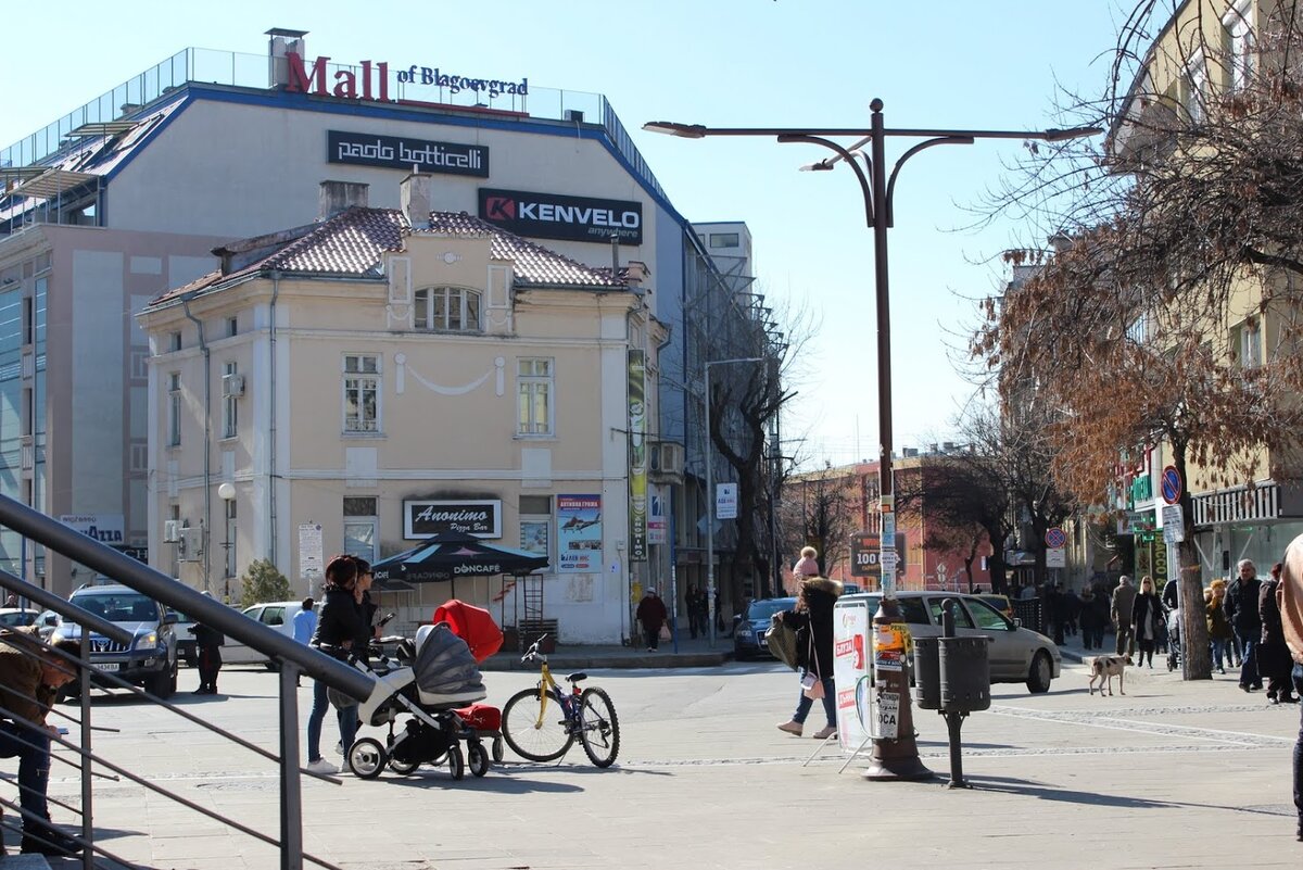 Перекресток на краю пешеходной улицы Тодор Александров. Традиционная городская застройка, гуляющие люди, бродячие собаки... Февраль 2018 г.