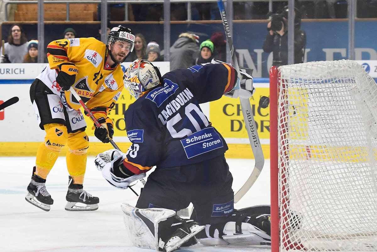 Томми ЙОКИНЕН забивает победный гол в ворота Артёма ЗАГИДУЛИНА (фото с сайта турнира: www.spenglercup.ch)