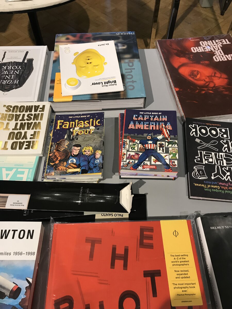 Английская литература в одном из книжных магазинов в Тбилиси