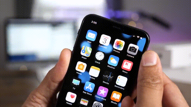 Самый простой способ глянуть процент заряда аккумулятора на новых iPhone — смахнуть шторку вниз. 