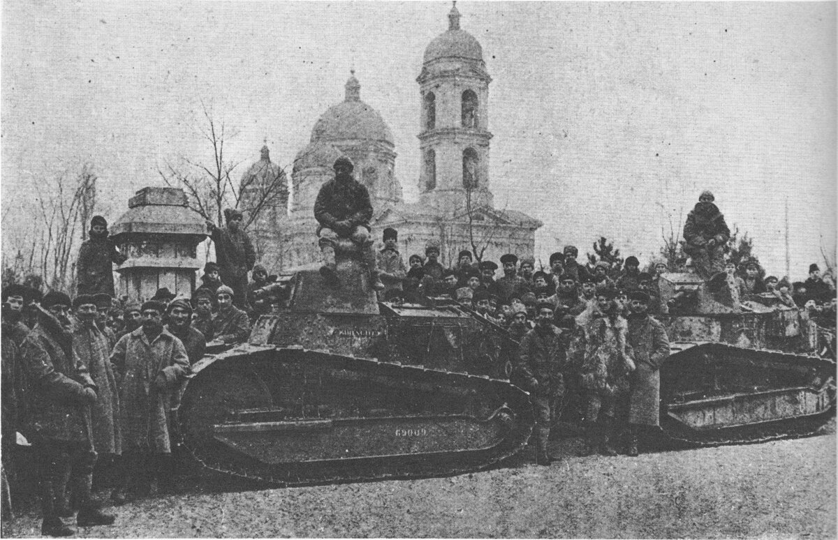 Французские танки FT-17 в Одессе, 1919 год. Изначально, Российская Империя планировала закупить партию этих машин, но революция скорректировала планы.