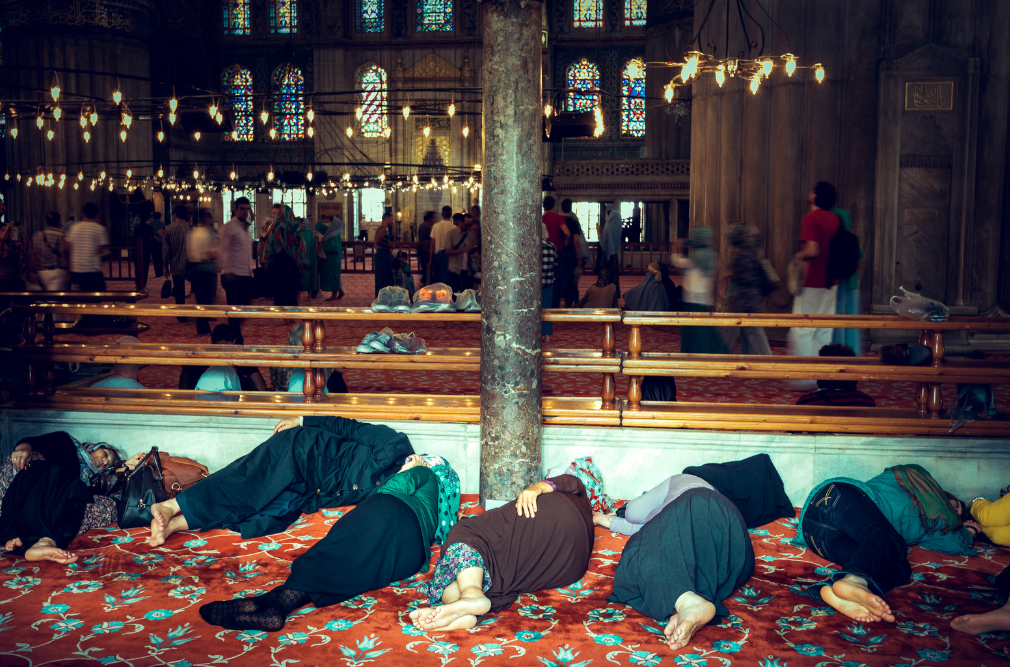 Турецкие женщины спят на полу