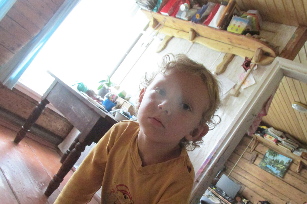 Старший пришёл за своей порцией внимания