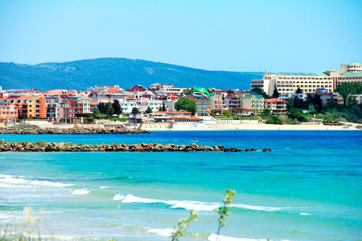 В этой стране как раз пик сезона, много туристов стремятся приехать сюда на Черное море именно в июле. В это время прилавки местных магазинчиков ломятся от обилия фруктов, уже есть сочные арбузы и сливы. Болгария – идеальна для тех, кто любит жару и солнце. Широкие песчаные пляжи и пологий вход в море делают этот курорт привлекательным для семей с детьми.