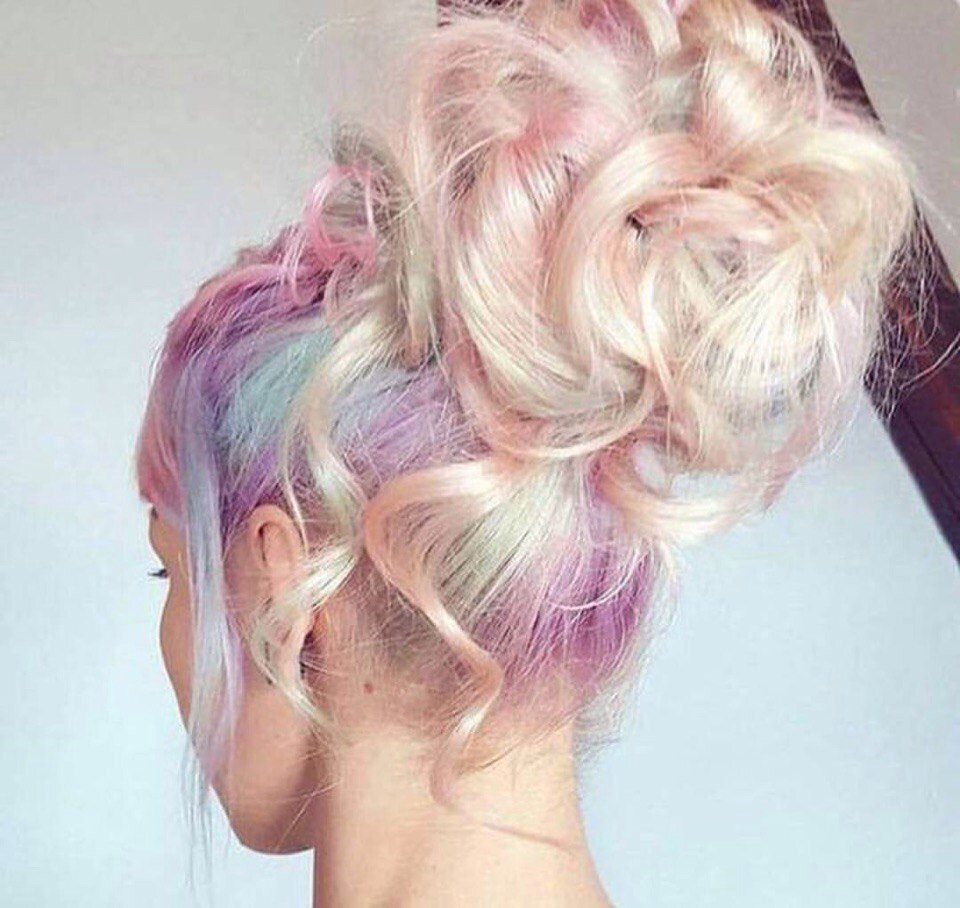 Прическа с окрашенными прядями