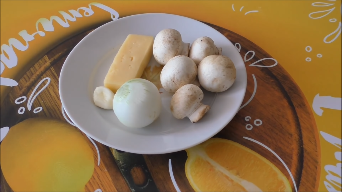 Сыр, грибы, чеснок, лук репчатый и сметану (можно майонез)