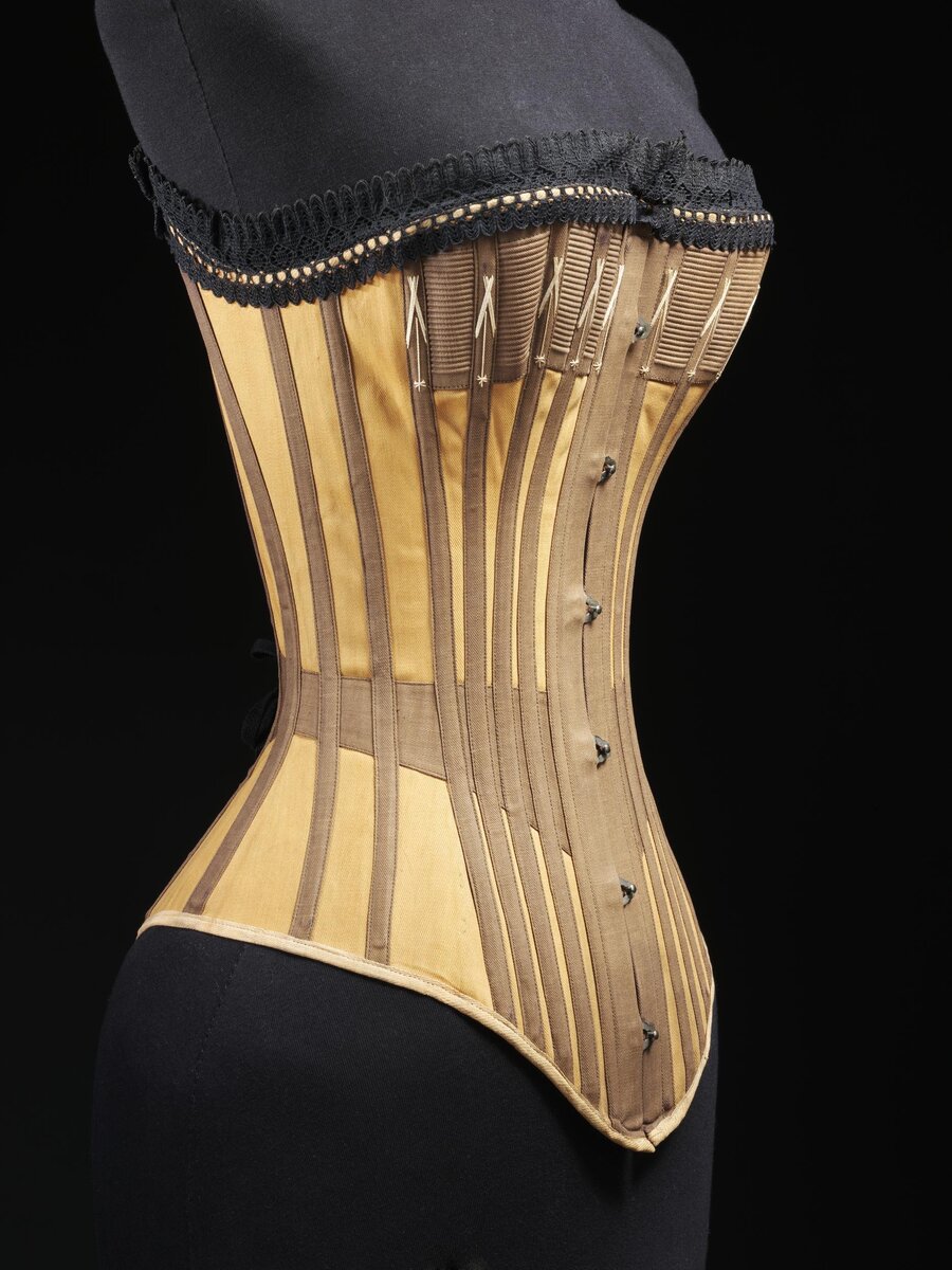 Корсет 1890-х на талию в 48 см © Victoria and Albert Museum, London 