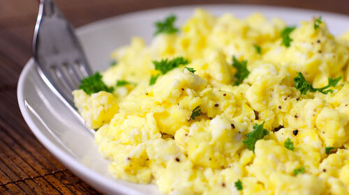 2. Яйца-скрэмбл с горчицей и зеленью.  Вам понадобятся: 3 яйца, чайная ложечка растительного масла, столовая  ложка горчицы, 4 ст. ложки нежирного молока, петрушка, укроп, кинза  (можно выбрать любую другую зелень), соль, черный молотый перец.  Приготовление: хорошенько взбиваем яйца с горчицей и молоком, затем  посыпаем зеленью, солим, перчим и выливаем полученную смесь на  разогретую сковороду с маслом. Готовим так же, как и в первом варианте.