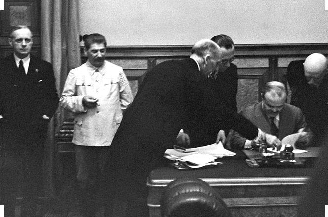 * Подписание соглашения между Германией и СССР. Присутствуют Риббентроп, Сталин, Молотов и др.