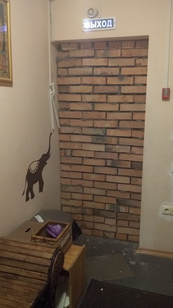 Так выглядит единственный вход, который замурован.