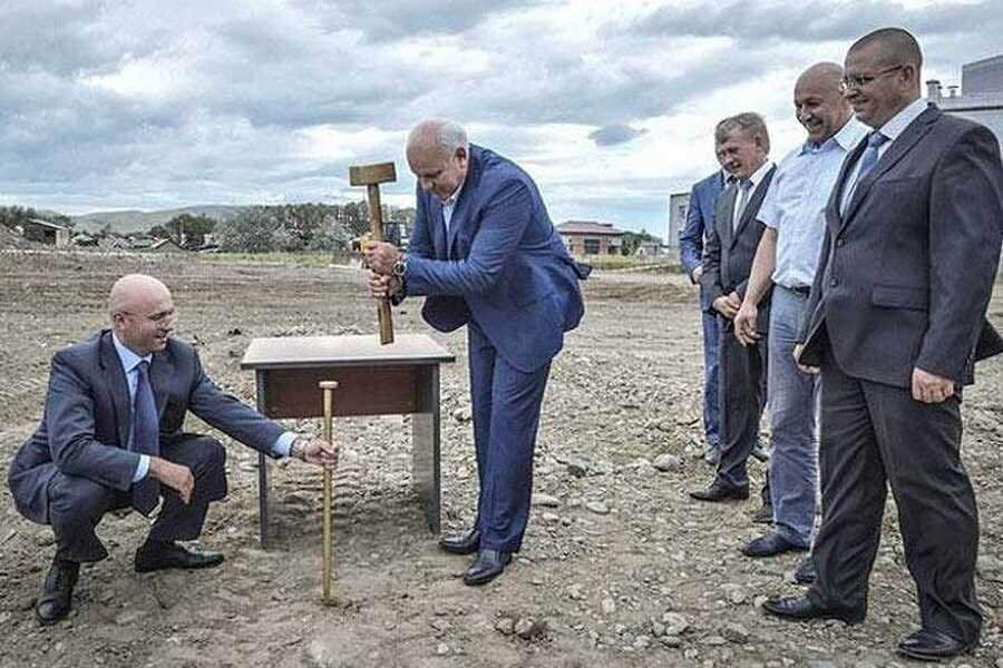 Сергей Новиков держит колышек, В.Зимин забивает.