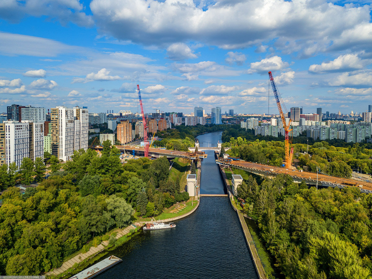 1. Протяженность моста 600 метров, 6 полос в ширину — по три в каждую сторону. 

