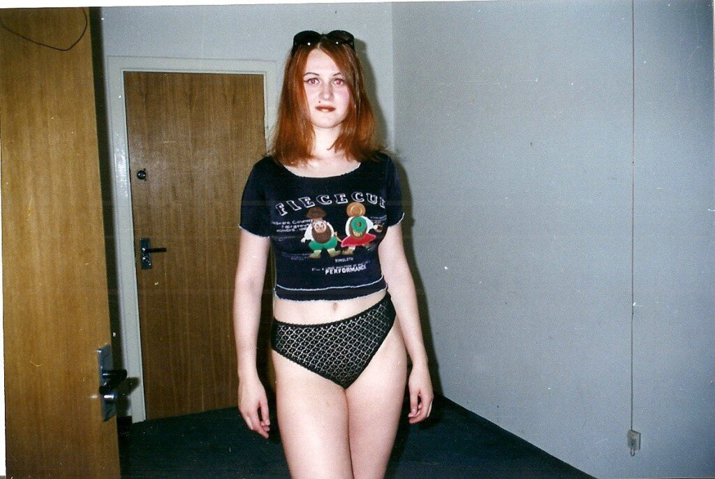 Я нашла фотку себя в 17 лет, где подростковые гормоны вырастили «пухленького тушканчика»,  как говорила моя мама.