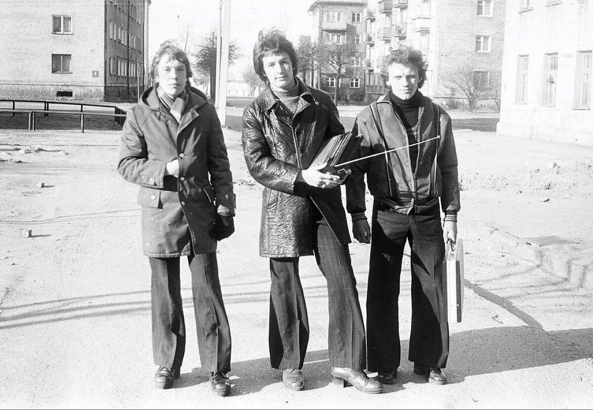 Каблуки, клеши, длинный хаер и "Спидола" - набор первого парня на раЁне.  
