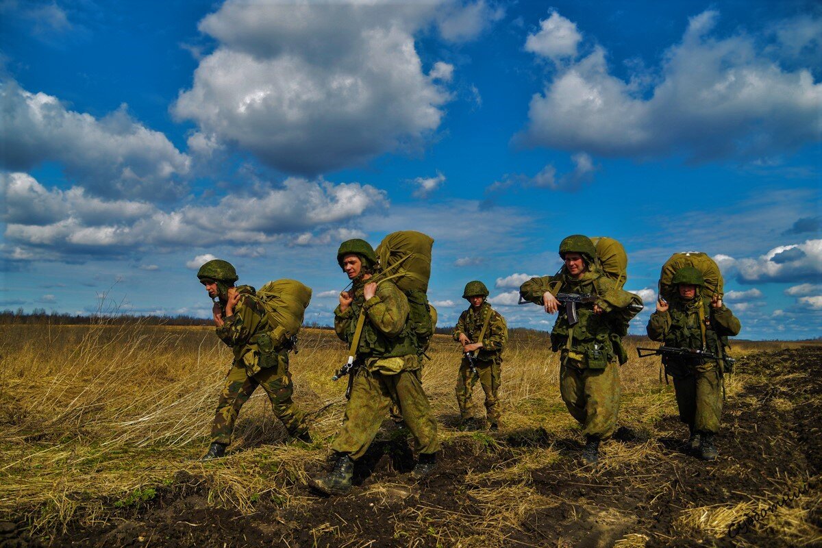 Учение боя. Воздушно десантные войска вс РФ. Военные учения. Солдаты на учениях. Боевые учения.