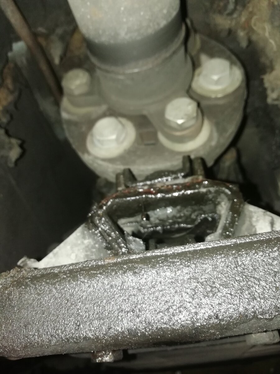 Задний сальник на коробке .