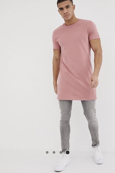 Еще один вариант длинной футболки. (Источник https://www.asos.com/)