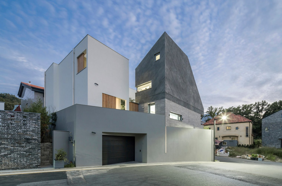  Главным требованием заказчиков была полная изоляция частной жизни от соседей. Сеульская студия Augmented Reality Architects создала в буквальном смысле буфер из бетона между городом и домом. Фото: Augmented Reality Architects 