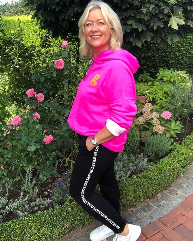 Яркая и привлекательная женщина в возрасте 60+