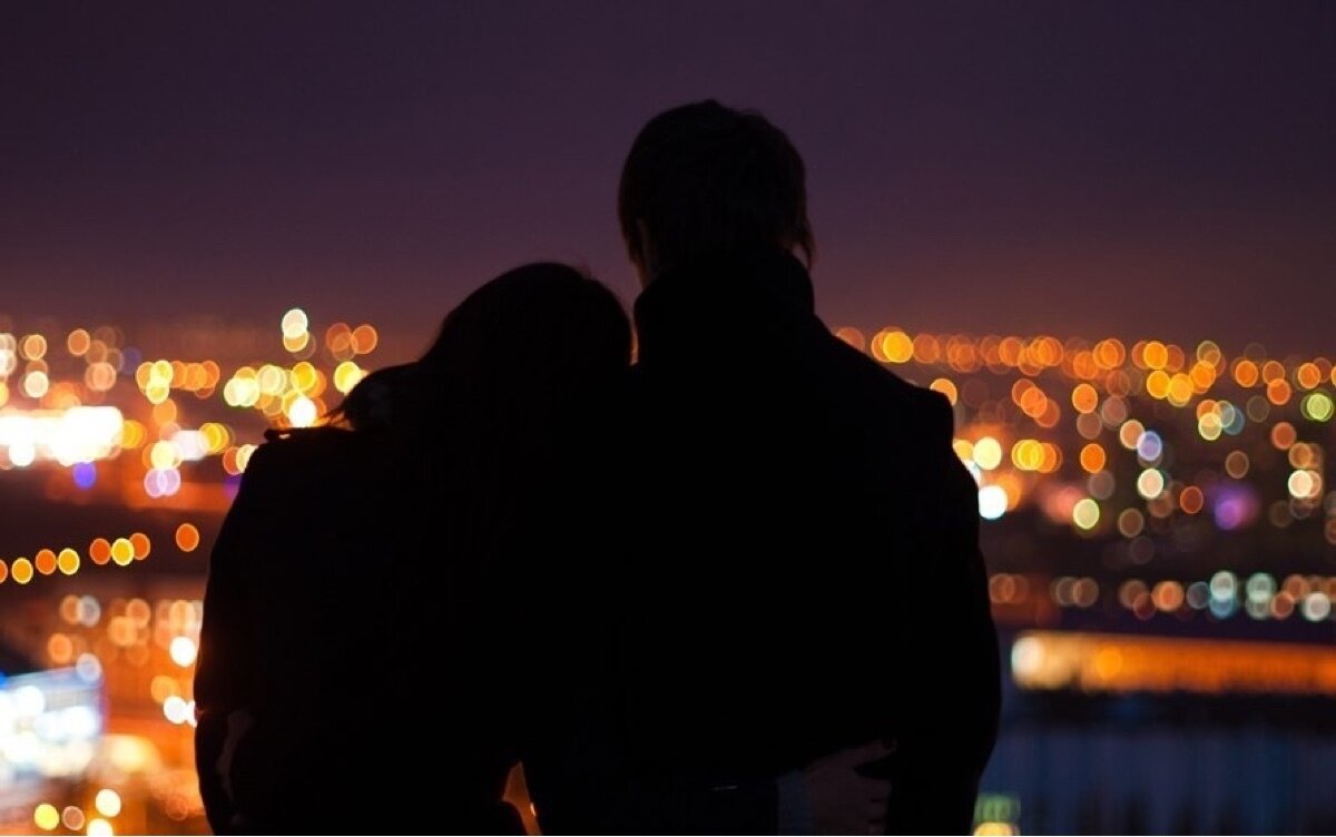 Фото парень с девушкой обнимаются ночью