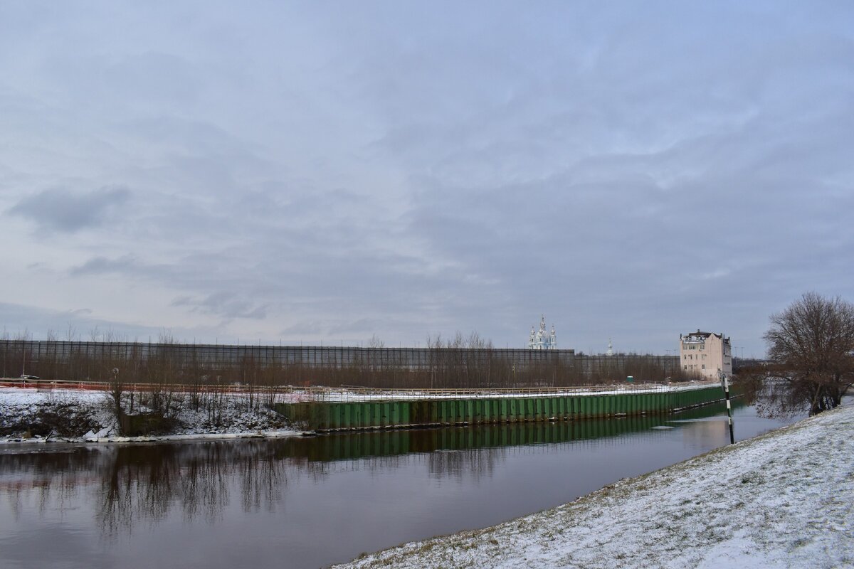 Ландскрона, как и Ниеншанц, располагались на месте, изображённом на фото. Сейчас здесь пустырь