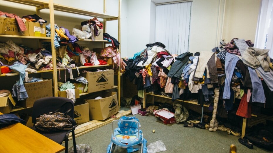 Как сказали работники соцзащиты , у них "нет ни времени не желания разбирать весь этот мусор , который все равно никому не нужен". Многодетные семьи берут только  новые вещи , которых сердобольные люди тоже приносят столько , что их  негде хранить..
