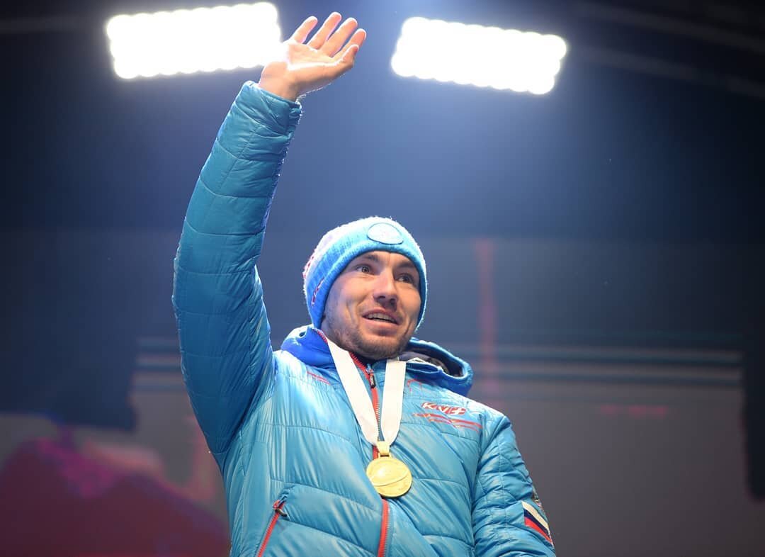 Александр Логинов на награждении. Источник фото: instagram.com/russianbiathlon