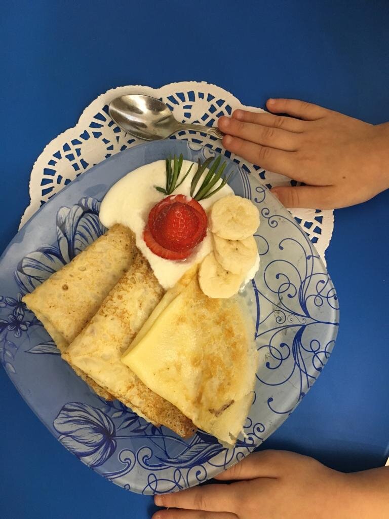 Эти ручки ждут, когда мама закончит фотографировать и можно будет схватить блинчик!