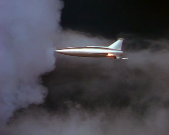 Макет звездолёта скрывается в облаках. Кадр из фильма "Когда миры столкнутся", США, 1951 г. 