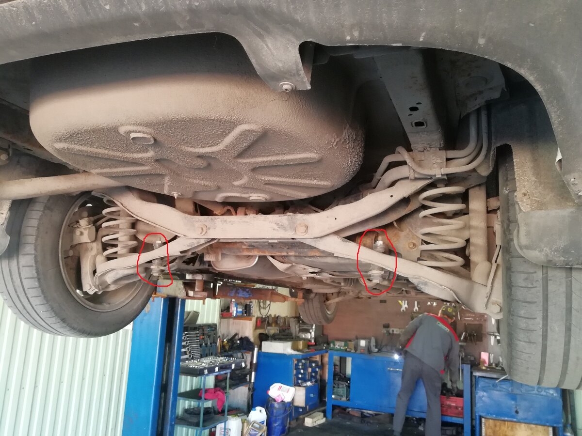 Виноваты оказались незатянутые гайки на стойках стабилизатора (обведены красным).